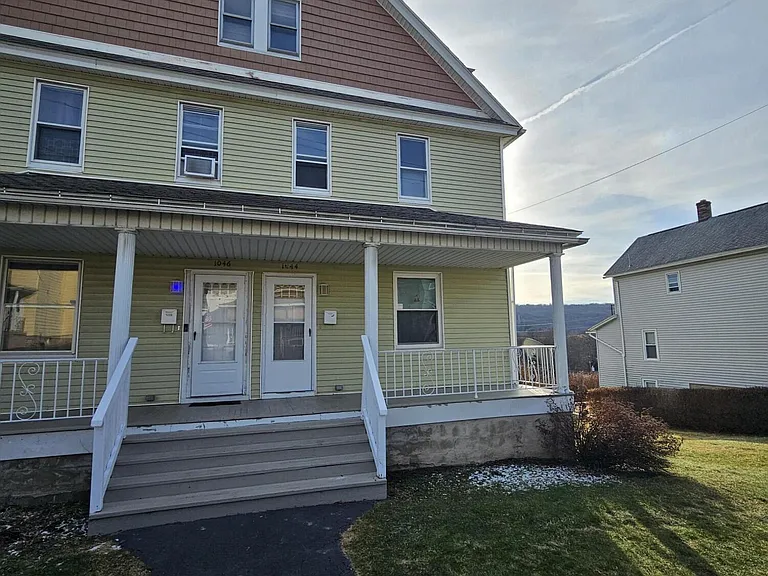 1044 John Ave — Photo 1