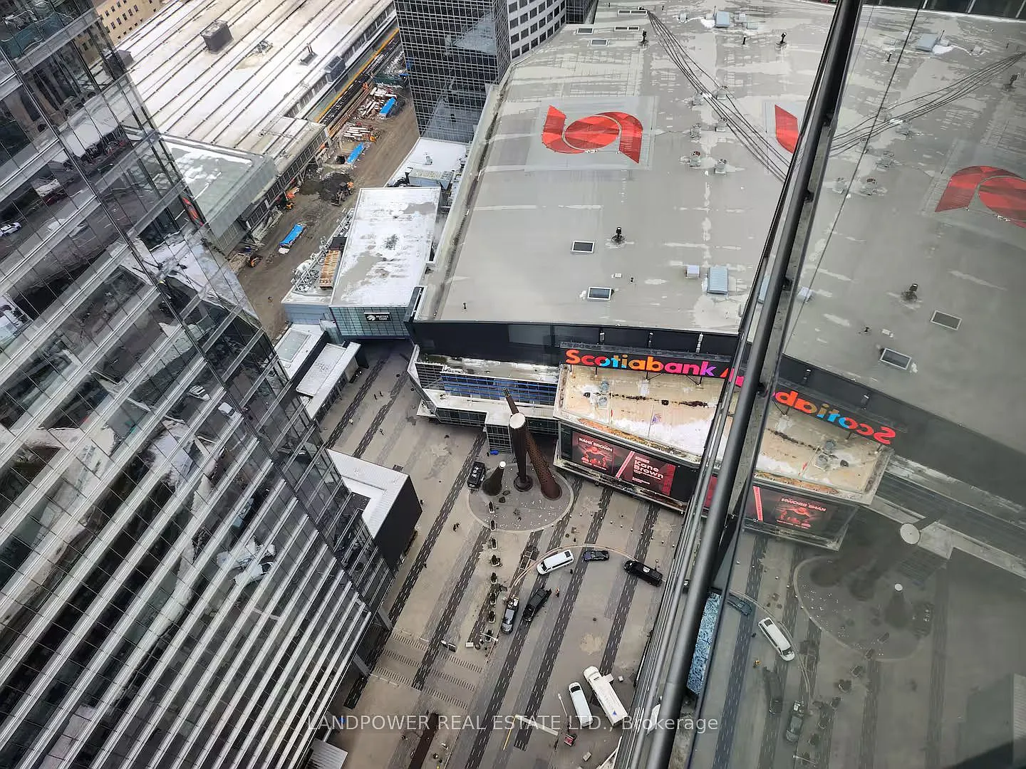 Mapleleaf Square — Photo 3