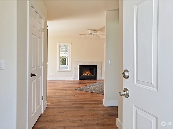 Welcoming and spacious entry>