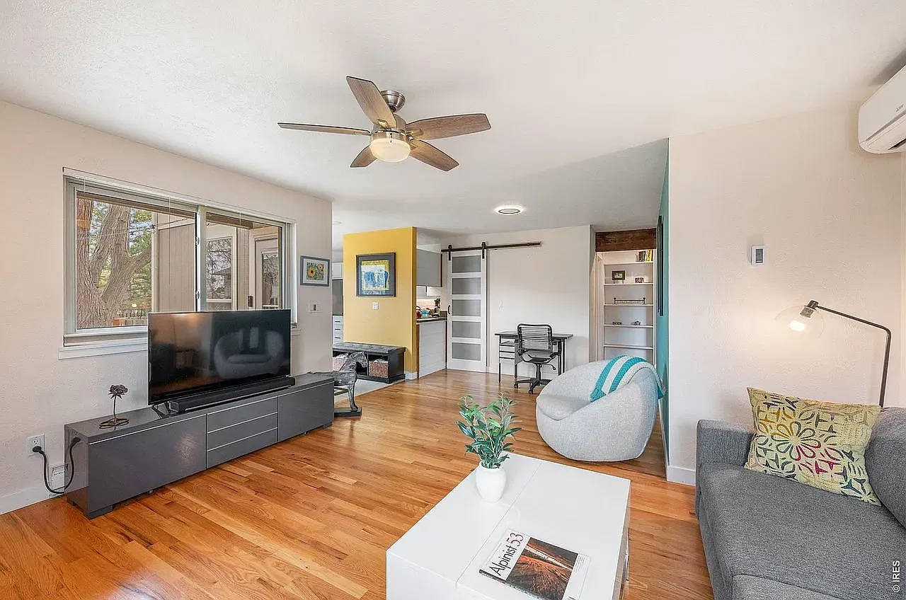 2 bed, 820 sqft, $2,100 — Photo 1