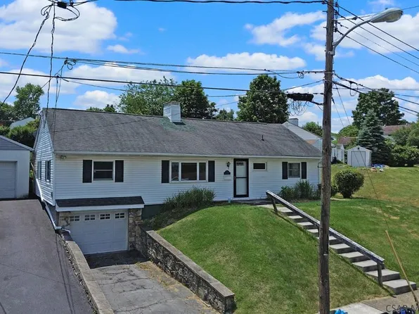 245 Hereford Ln, Johnstown, PA 15905