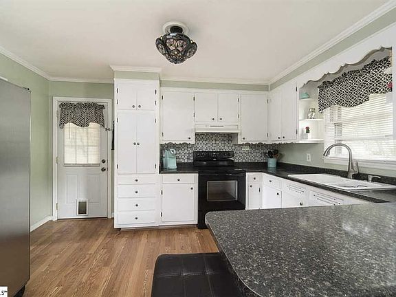 4th image of 306 Pine Knoll Dr
