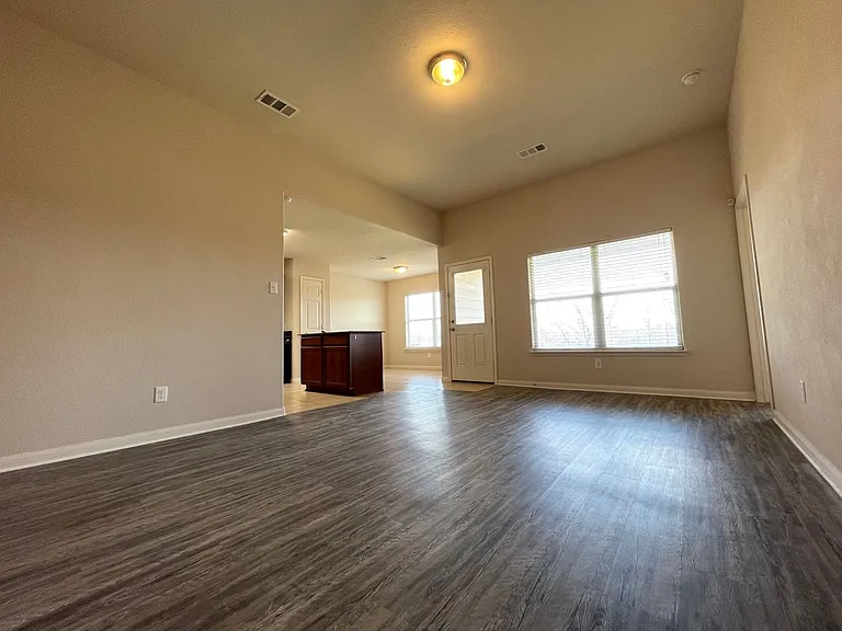 207 Dodge City Trl — Photo 9
