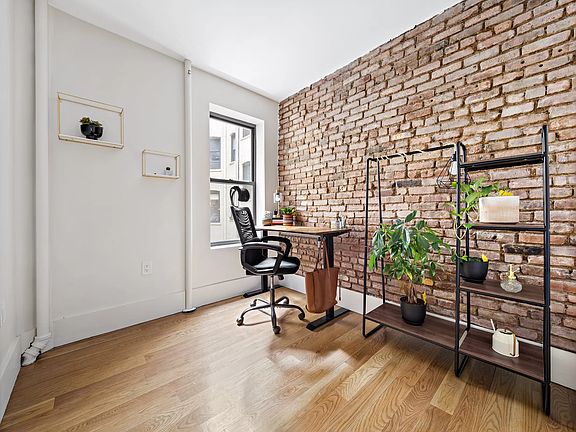 4th image of 321 E 12th St APT 4