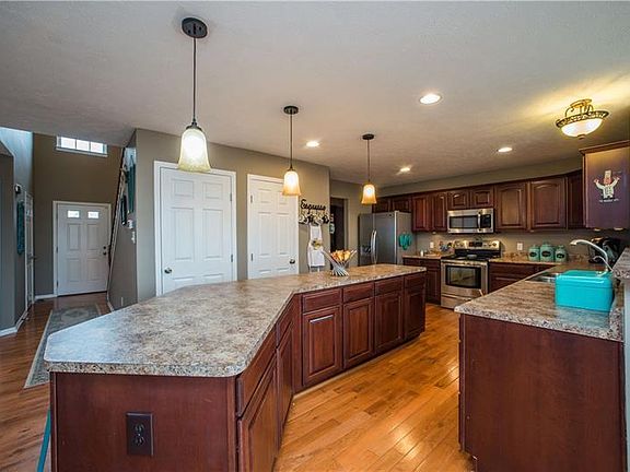 3rd image of 107 Ashland Ct