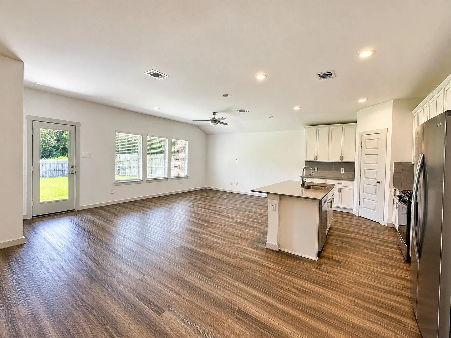 4 bed, 2.0 bath, 2015 sqft, $2,300 — Photo 4