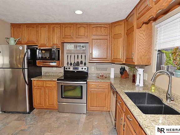 5th image of 923 S 119th Ct