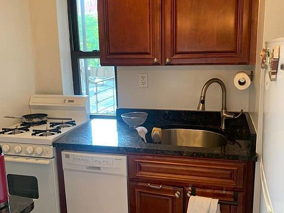 5th image of 125 Christopher St APT 2D