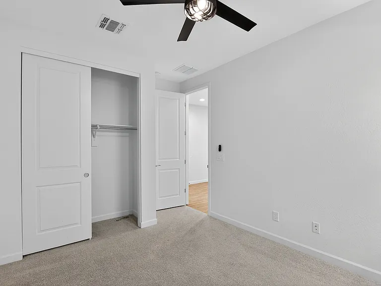 10526 S 56th Ln — Photo 12