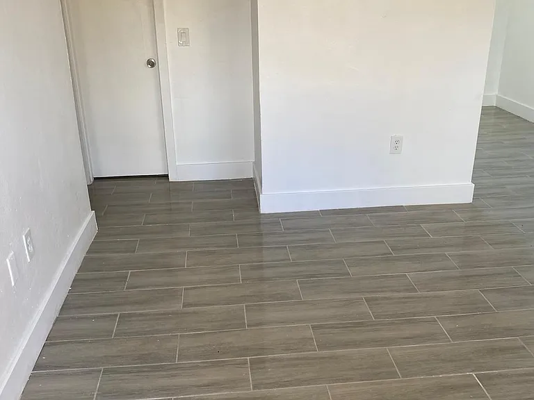 460 SW 7th St — Photo 6
