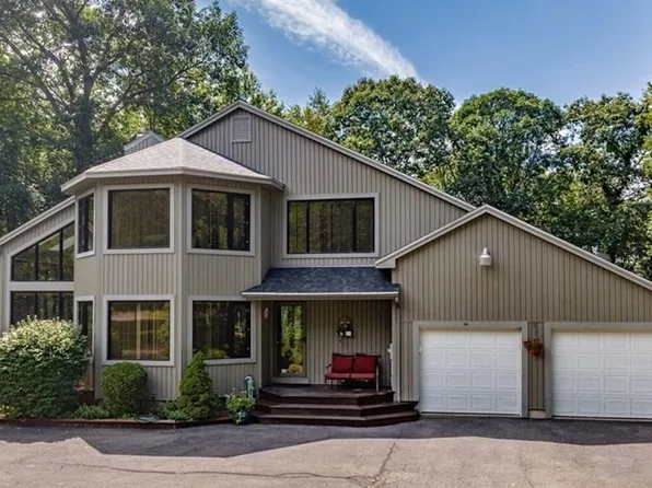 541 Woodland Way, Russell, MA 01071