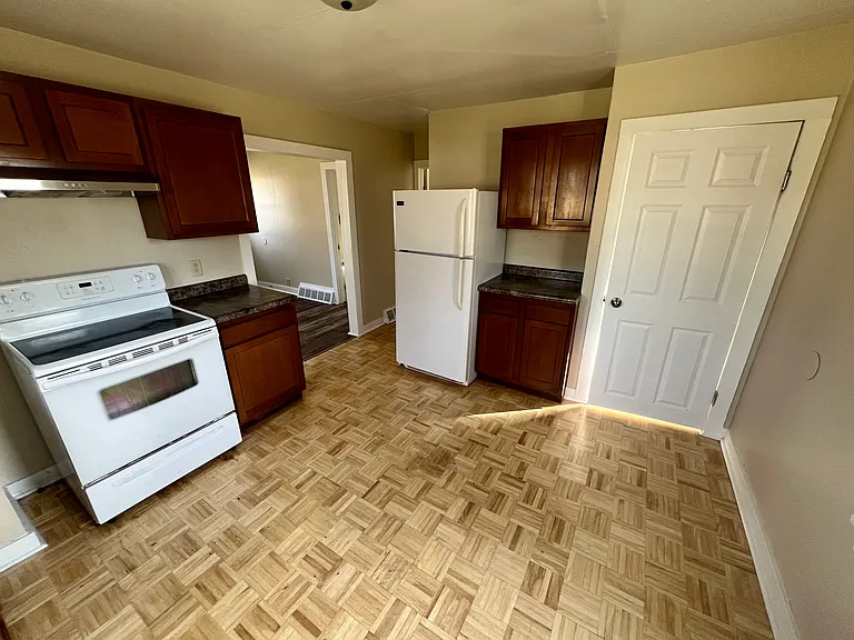 225 Baldwin St — Photo 3