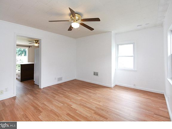 3rd image of 39 E Millbrooke Ave