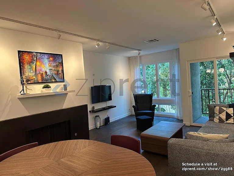 1111 Bay St #302 — Photo 4