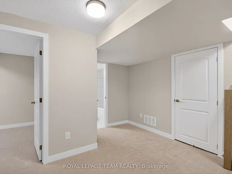 297 Les Emmerson Dr — Photo 32