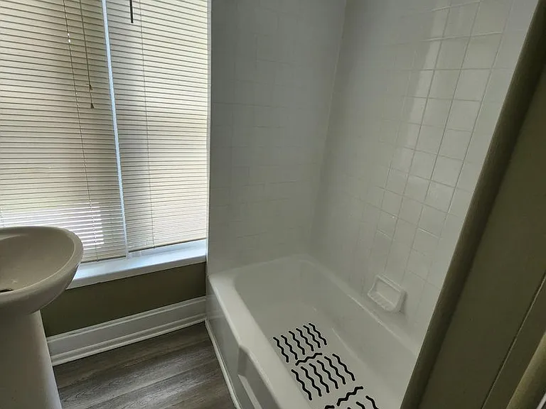 316 Upper College Ter — Photo 6