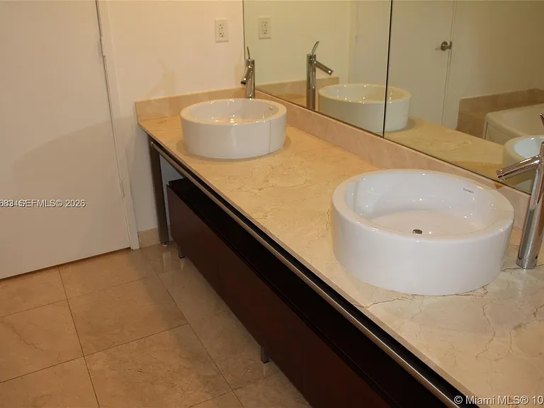 16275 Collins Ave — Photo 15