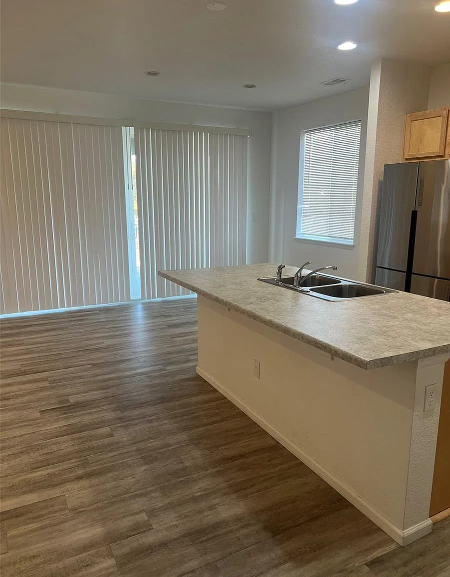 4 bed, 3.0 bath, 1998 sqft, $2,695 — Photo 2