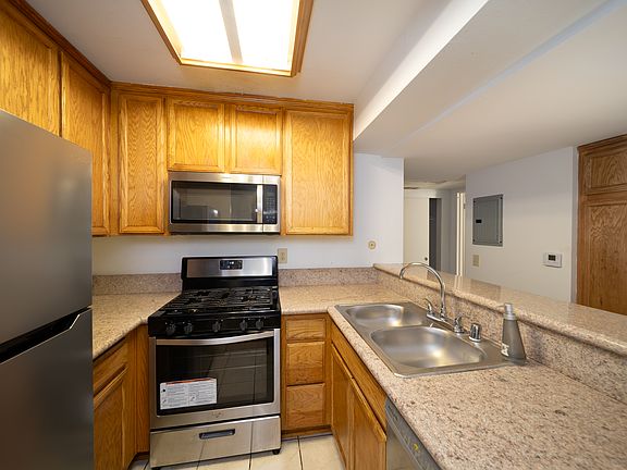 4th image of 5325 Newcastle Ave Unit 108