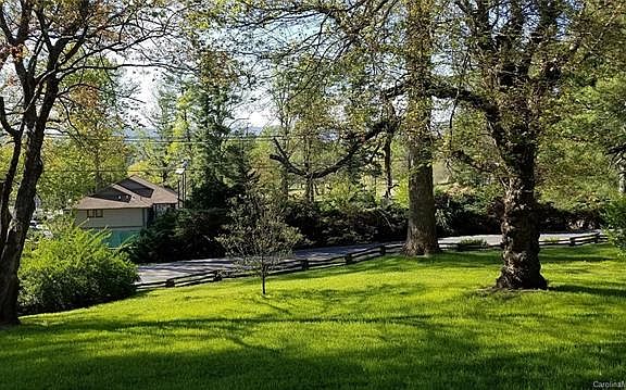 3rd image of 212 N Overlook Ter