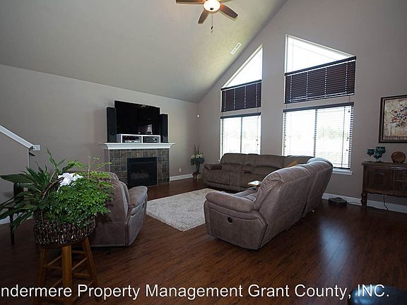 5th image of 4062 Edwards Dr