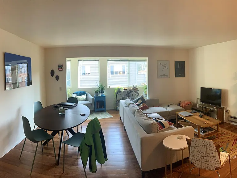 7432 4th Ave NE — Photo 1