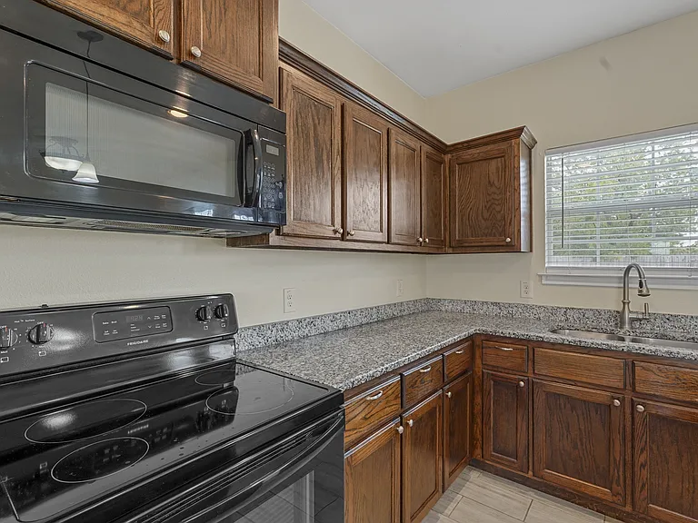 2103 Oliver St — Photo 4