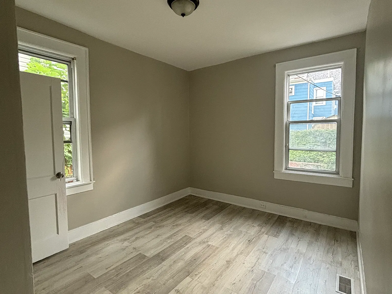 4 bed, 1200 sqft, $2,400 — Photo 2
