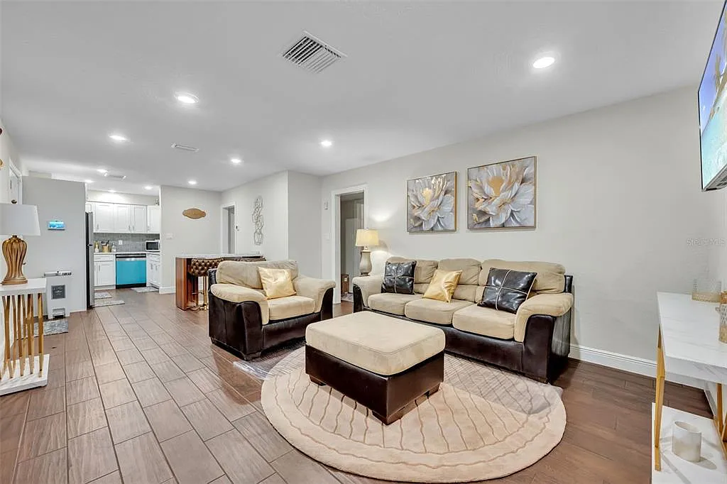 3 bed, 2.0 bath, 1318 sqft, $2,300 — Photo 4