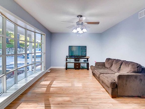 5th image of 2410 Sharon Pl
