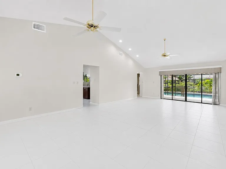 5055 NW 89th Way — Photo 4