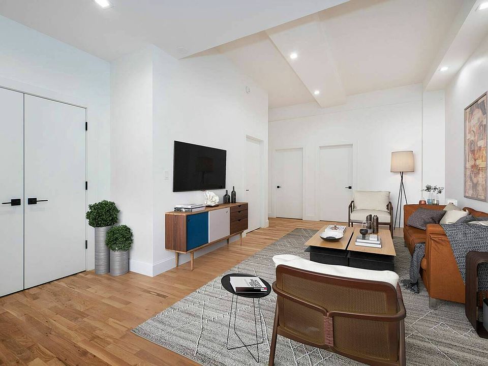 1st image of 20 E 42nd St #4