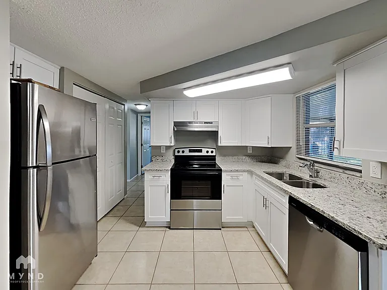 9136 Suffolk Ln — Photo 3