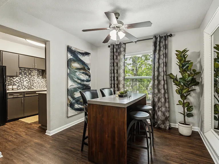 Zeke Apartments — Photo 4