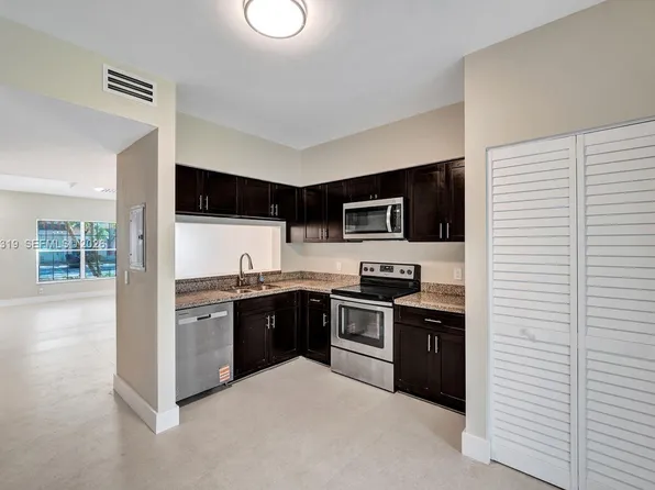 43 Simonton Cir, Fort Lauderdale, FL 33326