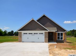 301 Twin Oaks Dr NW, Hartselle, AL 35640