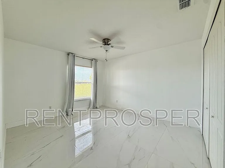 11400 Lovers Ln — Photo 16