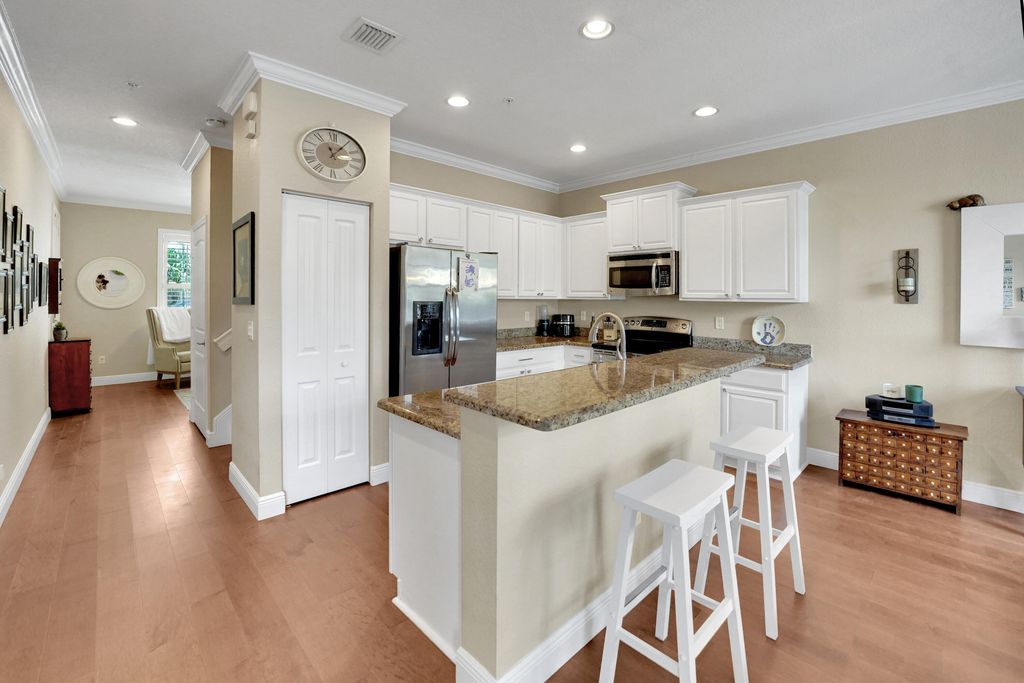 243 SW 7th Street, photo 6