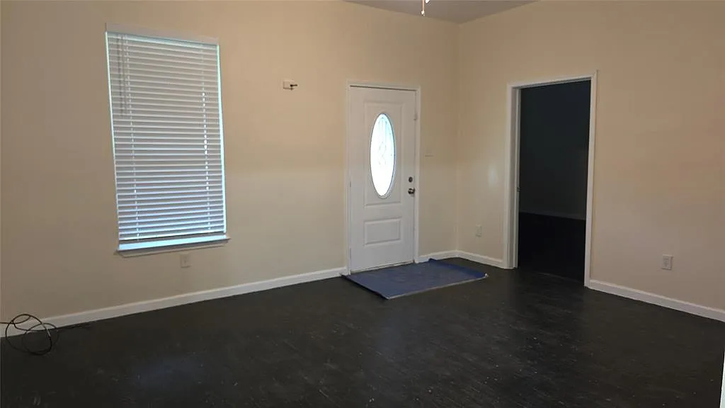 3 bed, 2.0 bath, 1699 sqft, $1,600 — Photo 2