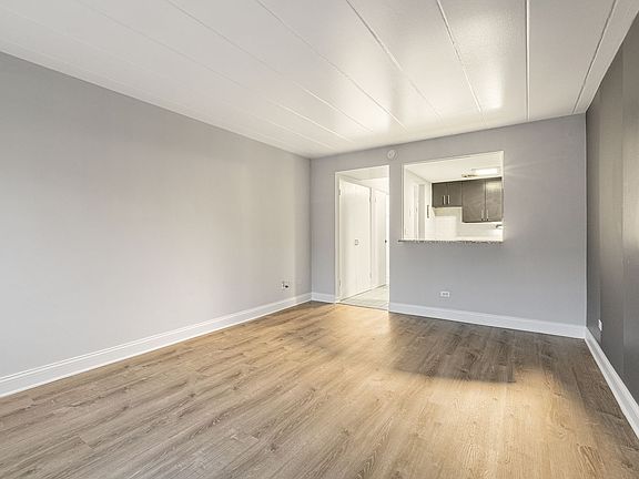 3rd image of 6012 N Kenmore Ave #18933570