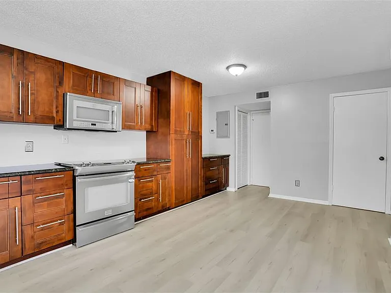 15217 W Pond Woods Dr — Photo 12