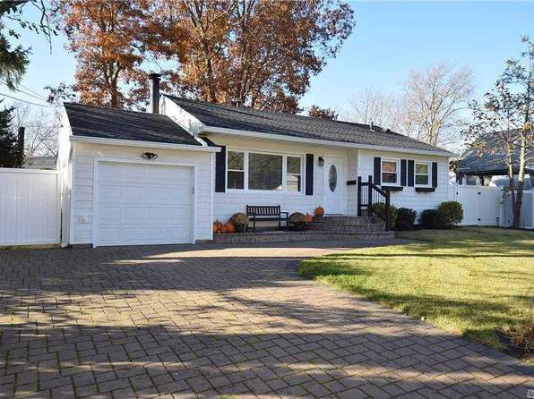 9 W Haven Dr, East Northport, NY 11731