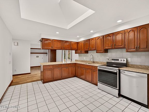 3rd image of 102 W Florence Ave