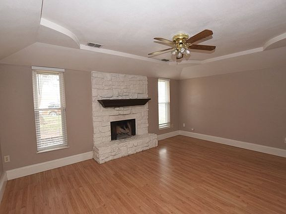 4th image of 4725 Country Club Dr