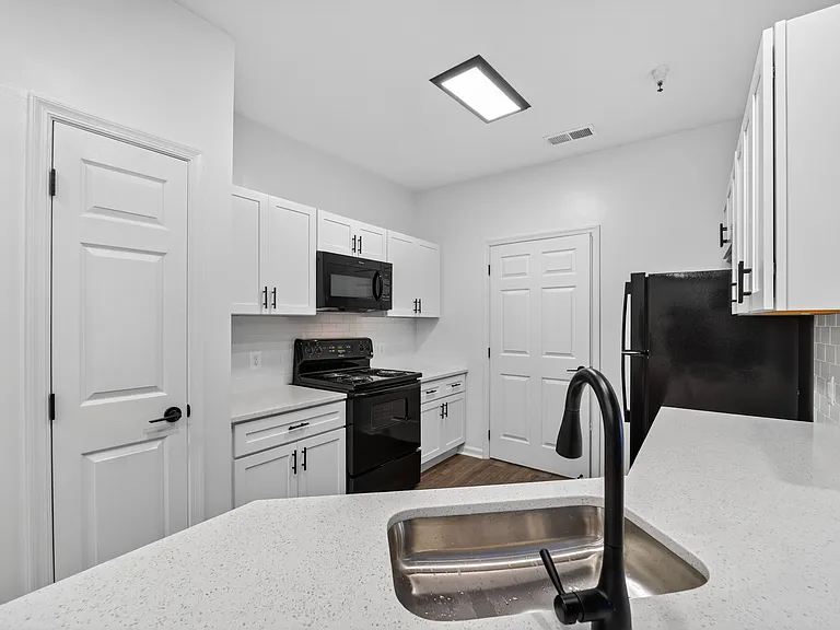 Brittany Commons Apartments — Photo 1