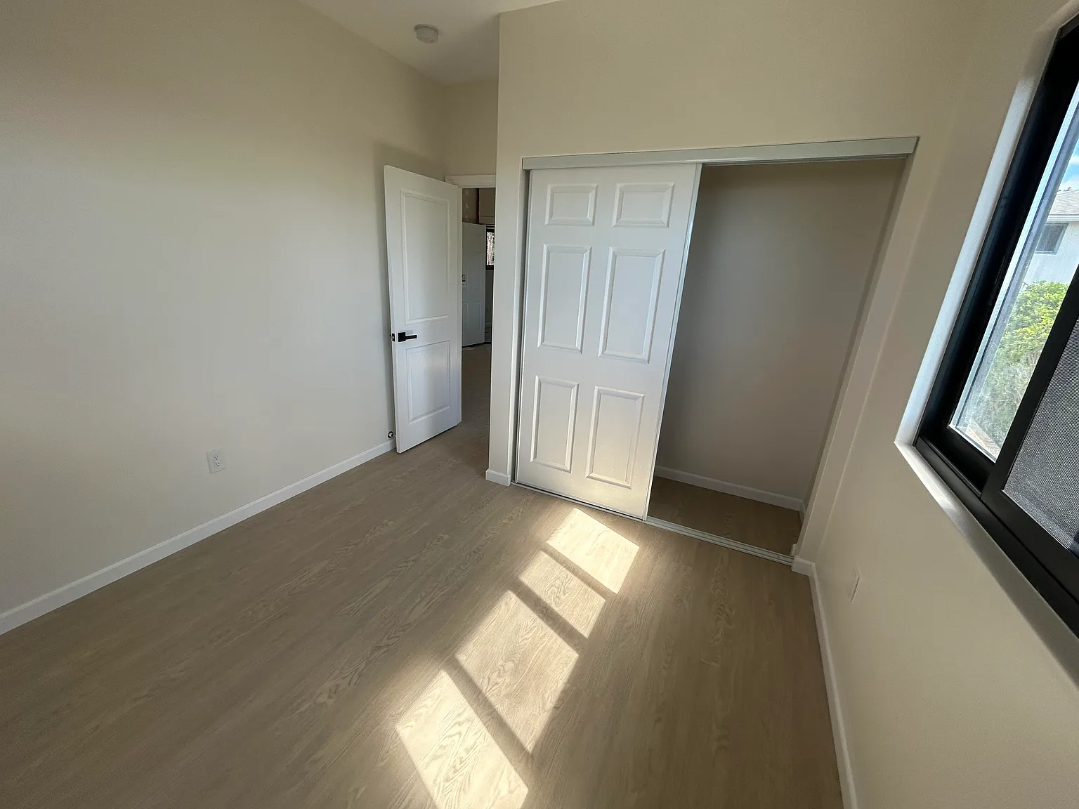 1 bed, 600 sqft, $2,400 — Photo 2
