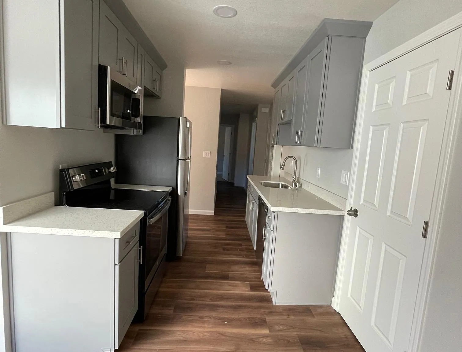 2 bed, 900 sqft, $2,400 — Photo 2