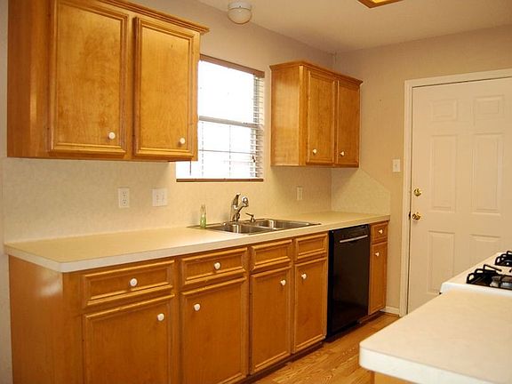 3rd image of 108 Whitehead St