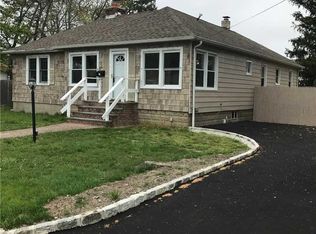 15 W 8th St, Deer Park, NY 11729