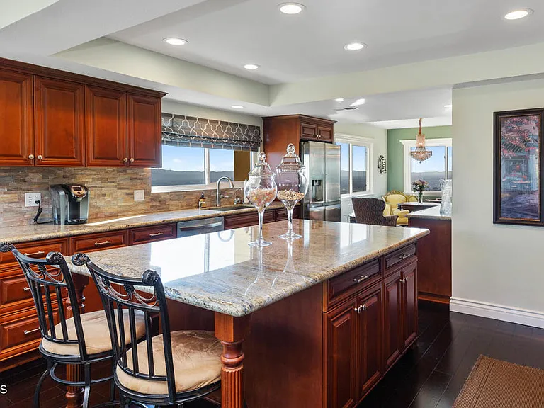 1234 E Tujunga Ave — Photo 15